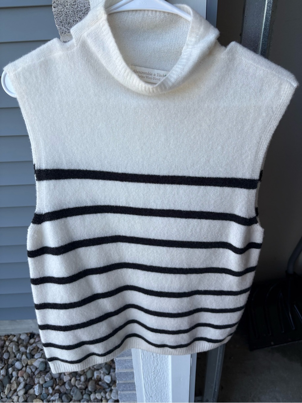 Abercrombie & Fitch Cream and Black Striped Sleeveless Sweater Vest - Picture 1 of 1